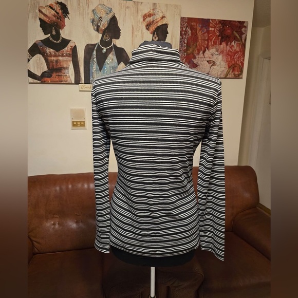 ANN TAILOR BEAUTIFUL 🤩 BLACK ,WHITE AND SILVER METALLIC STRIPED WOMEN’S SWEATER - Picture 3 of 16